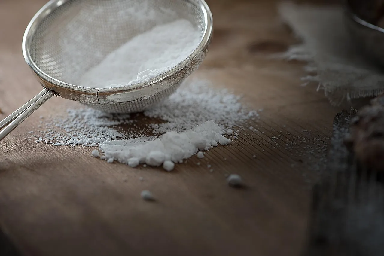 Sieve, icing sugar, kitchen help