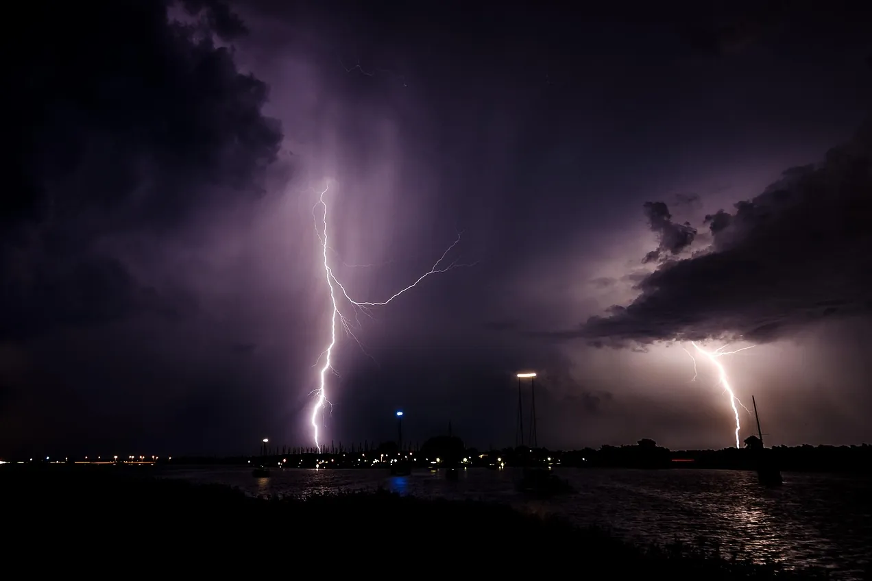 Lightning, lightning bolt, night