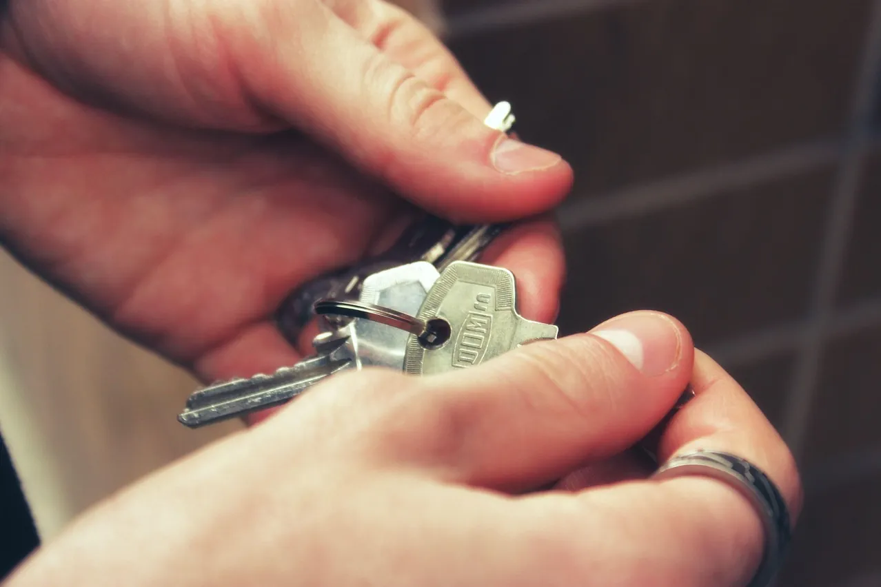 Keys, hands, house