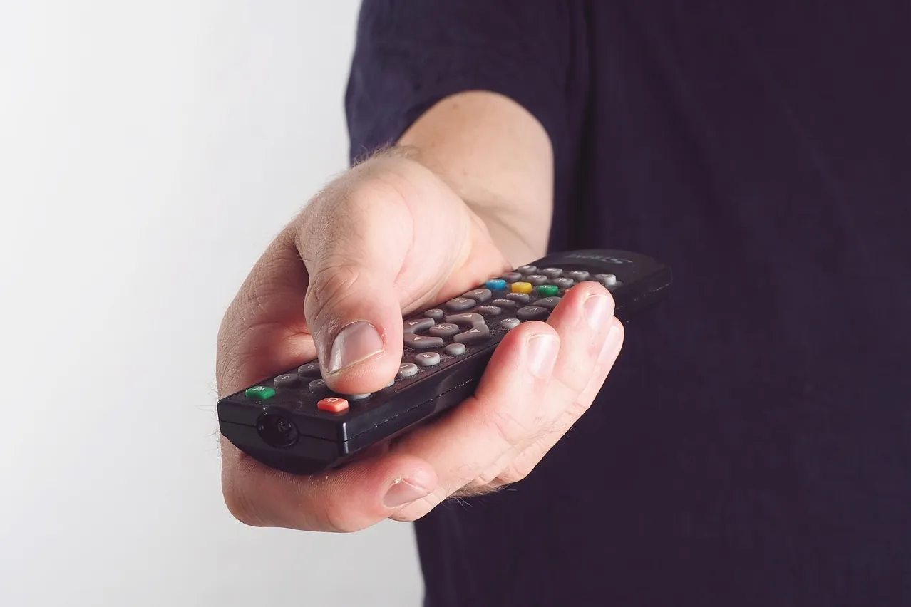 Hand, remote bediehnung, tv