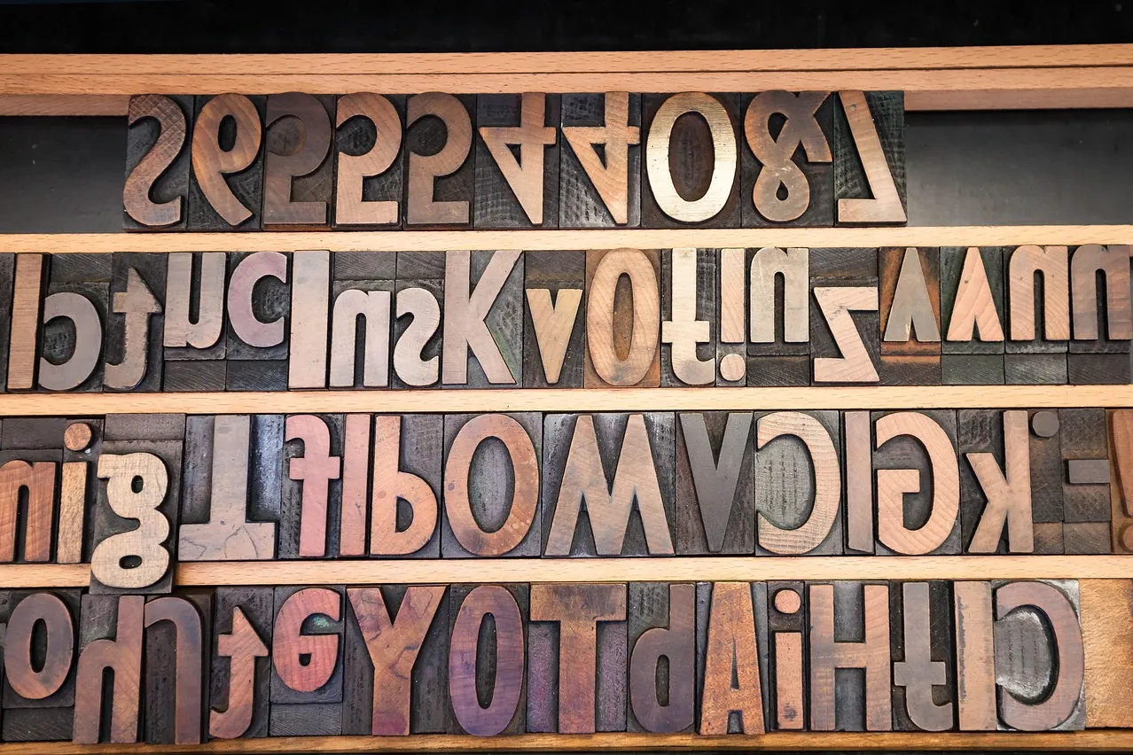 Letters, wooden letters, grotesque
