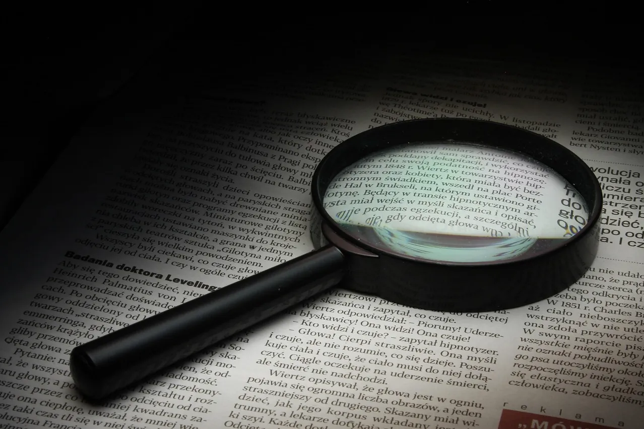 Magnifier, newspaper, history