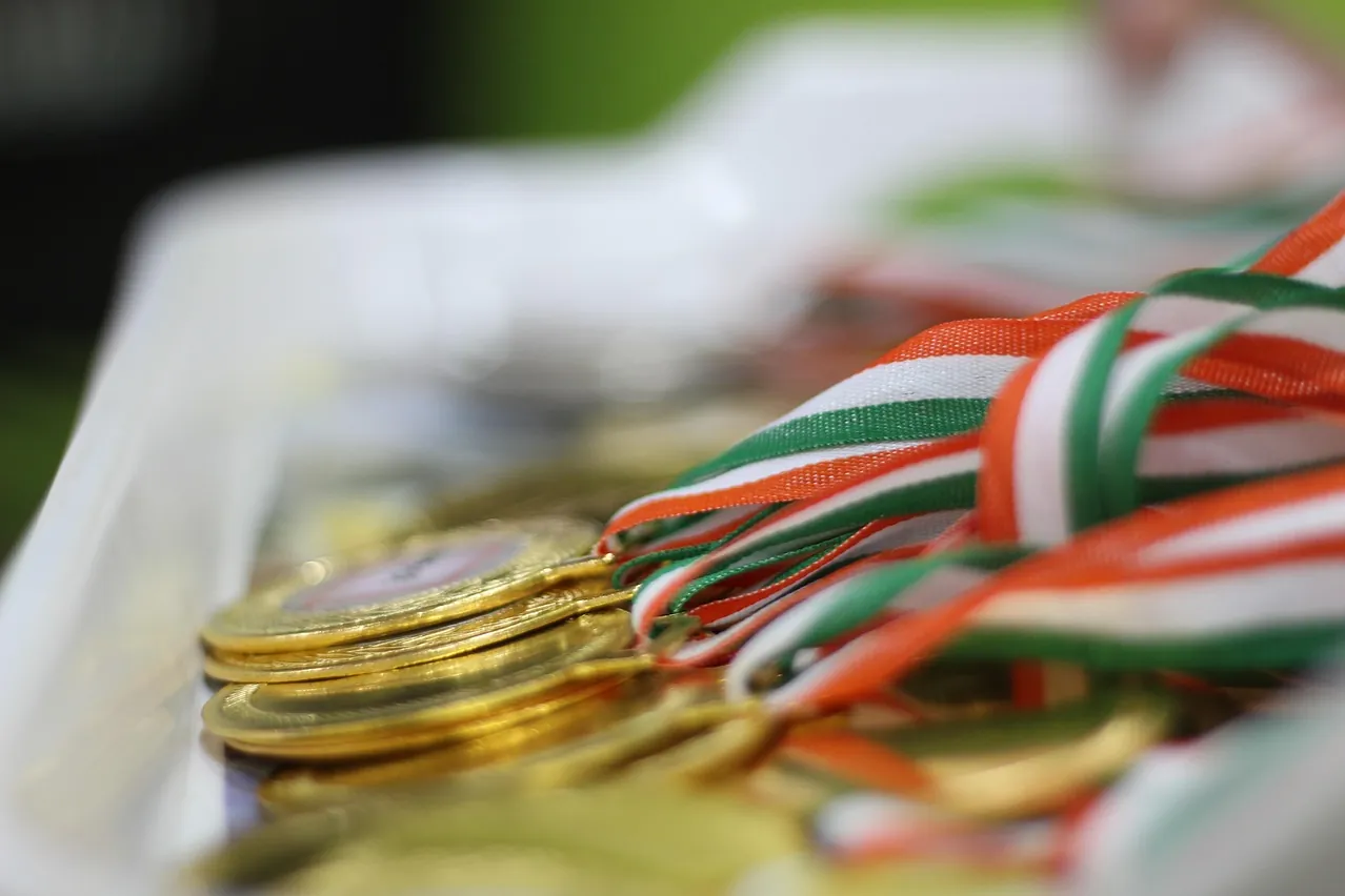 Medal, glitter, gold