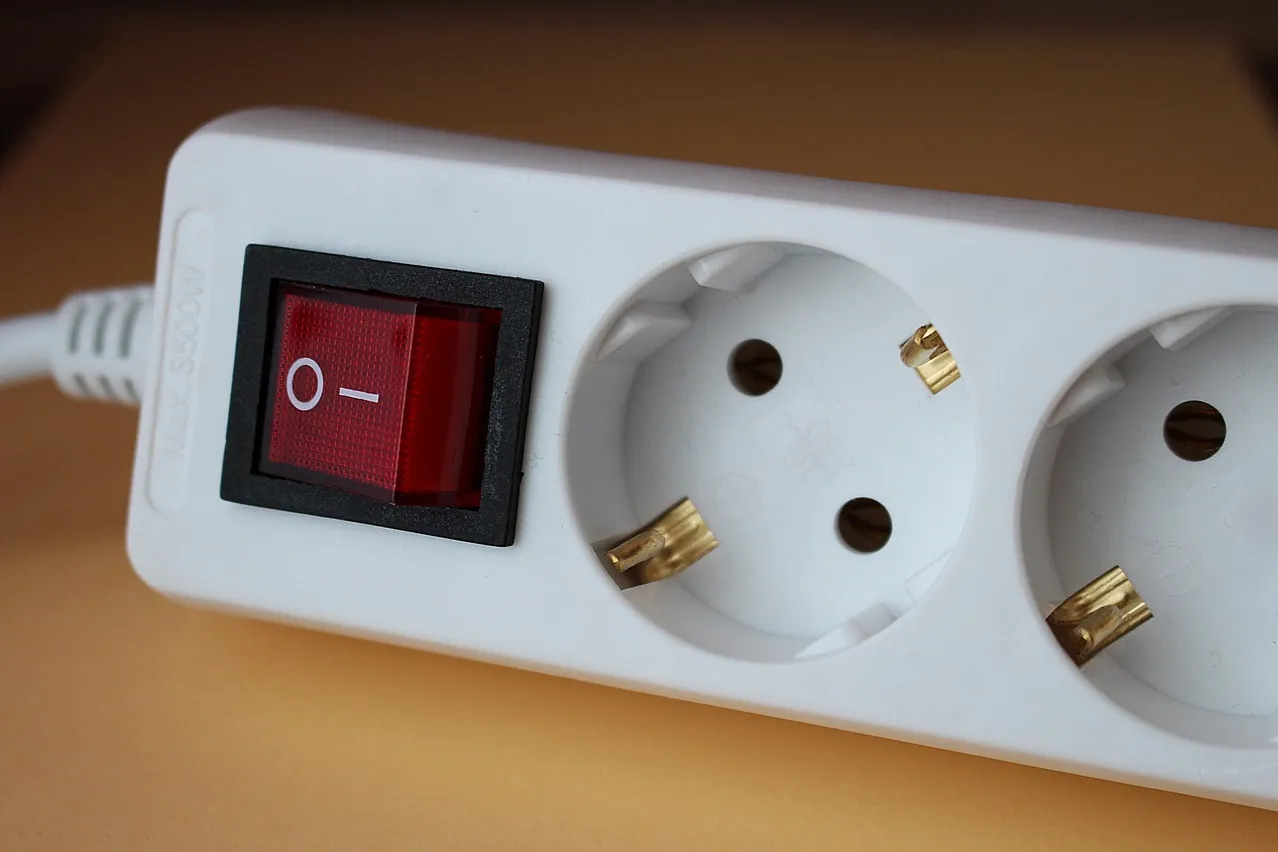 Power outlet, power distribution unit, sockets