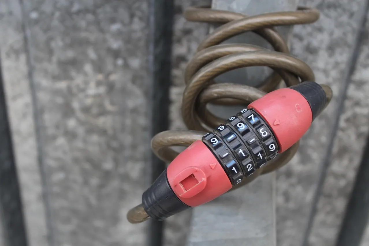 Castle, combination lock, close