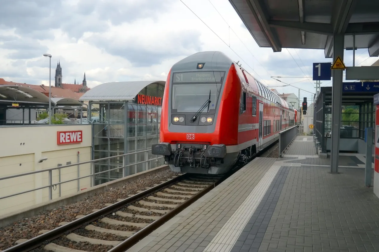 Wagons, railway, platform